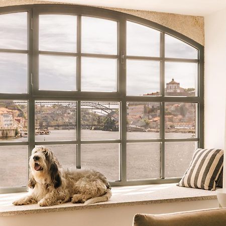 The Rebello Hotel & Spa - Small Luxury Hotels Of The World บีลาโนวาเดกายา ภายนอก รูปภาพ A window with a dog