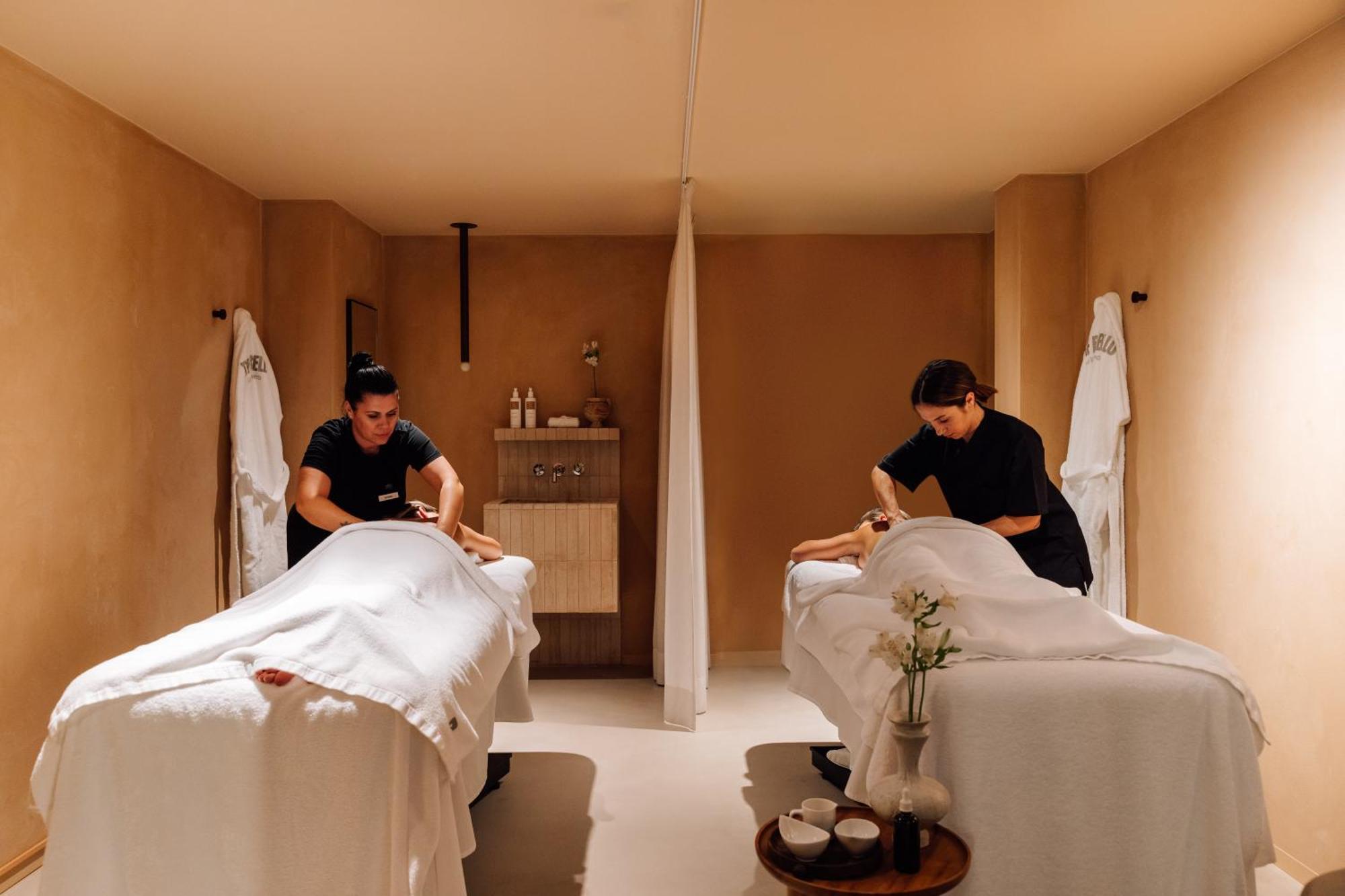 The Rebello Hotel & Spa - Small Luxury Hotels Of The World บีลาโนวาเดกายา ภายนอก รูปภาพ Massage therapists at work