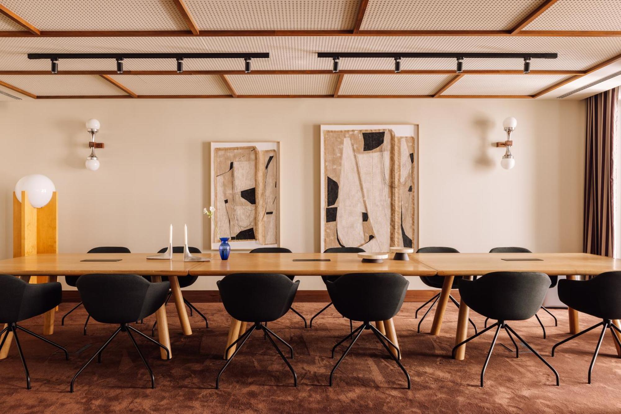 The Rebello Hotel & Spa - Small Luxury Hotels Of The World บีลาโนวาเดกายา ภายนอก รูปภาพ The boardroom at the new headquarters