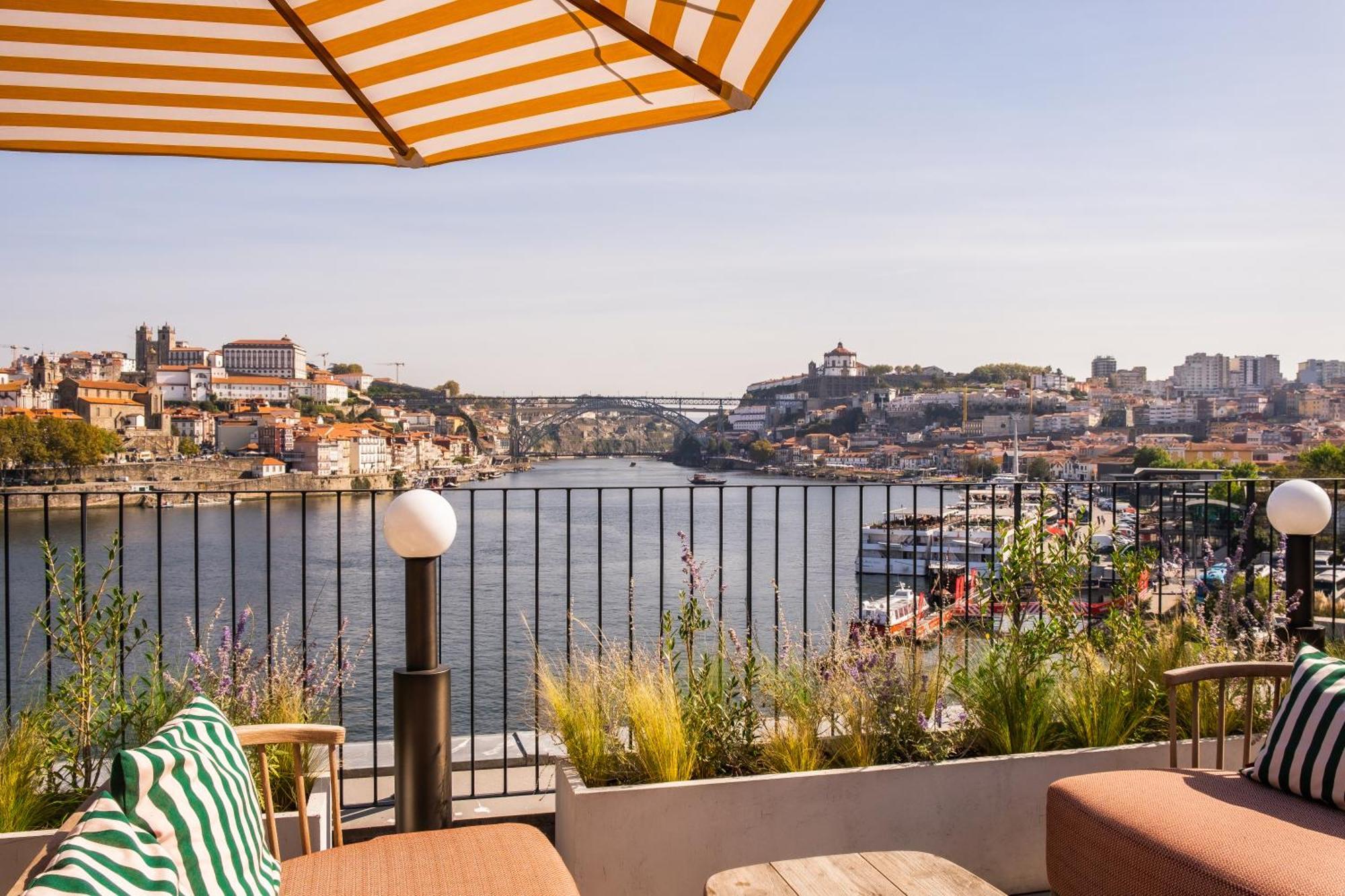 The Rebello Hotel & Spa - Small Luxury Hotels Of The World บีลาโนวาเดกายา ภายนอก รูปภาพ The view from the hotel's rooftop terrace