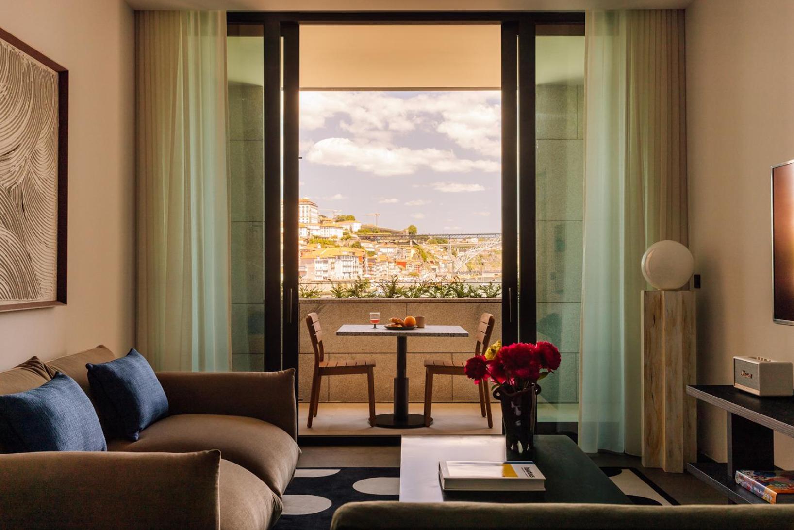 The Rebello Hotel & Spa - Small Luxury Hotels Of The World บีลาโนวาเดกายา ภายนอก รูปภาพ A suite at the Four Seasons Hotel, Athens